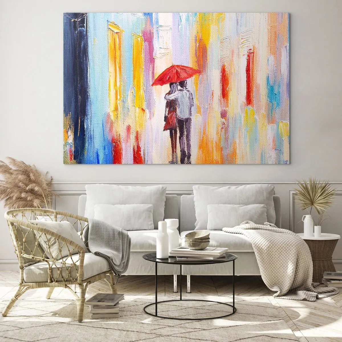 Üveg kép - Egy pár piros esernyőt tart az esőben, egy színes utca hátterében. - 70x50cm - Hadd essen az eső - Modern fali dekoráció nappalihoz és hálószobához ARTTOR