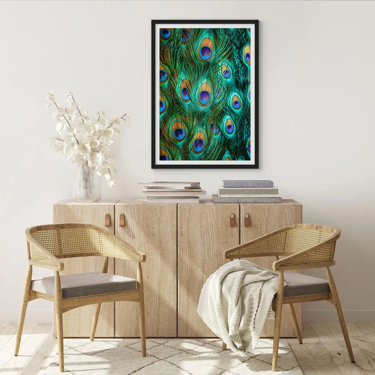 Poszter fehér keretben - Pávatollak intenzív színekben - 50x70cm - Pávaszemű pillantás - Modern fali dekoráció nappalihoz és hálószobához ARTTOR