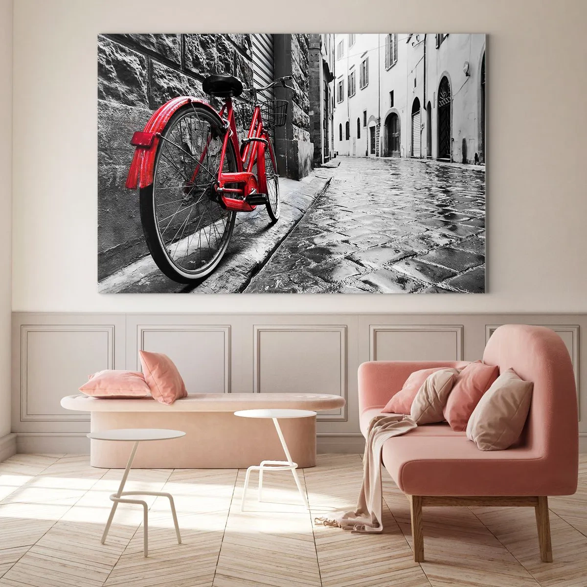 Üveg kép - Egy piros bicikli egy macskaköves utcán, monokróm háttérrel. - 70x50cm - Az igazi gyönyör nem öregszik - Modern fali dekoráció nappalihoz és hálószobához ARTTOR