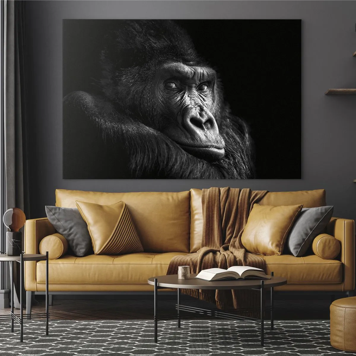 Üveg kép - Fekete-fehér portré egy gorillaról egy ablak árnyékában - 70x50cm - Mit bámulsz? - Modern fali dekoráció nappalihoz és hálószobához ARTTOR