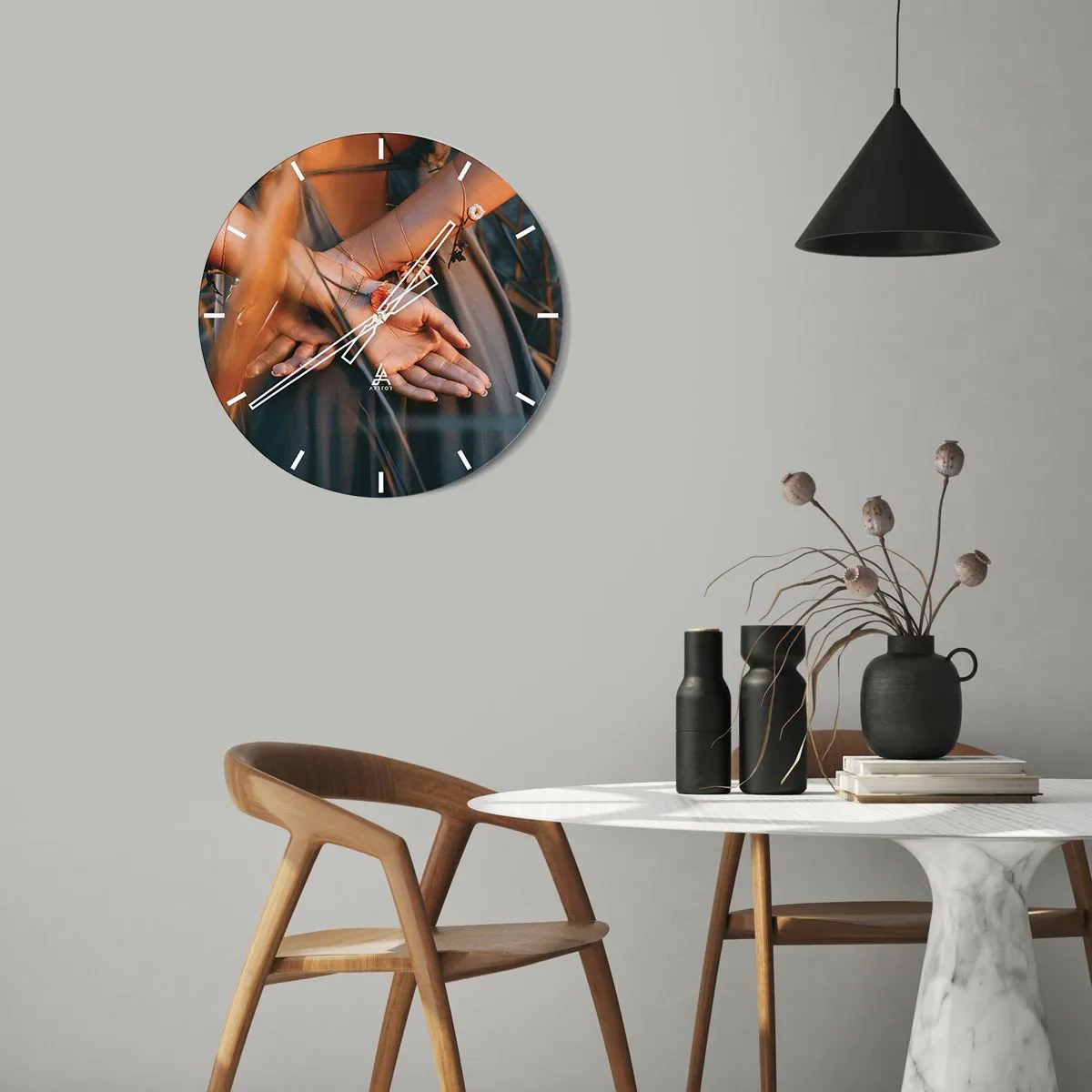 Falióra, Óra - Közeli kép összefonódó, növényekkel átszőtt, összekulcsolt kezekről - 30x30cm - Kapcsolatban a természettel - Modern fali dekoráció nappalihoz, konyhához és hálószobához ARTTOR