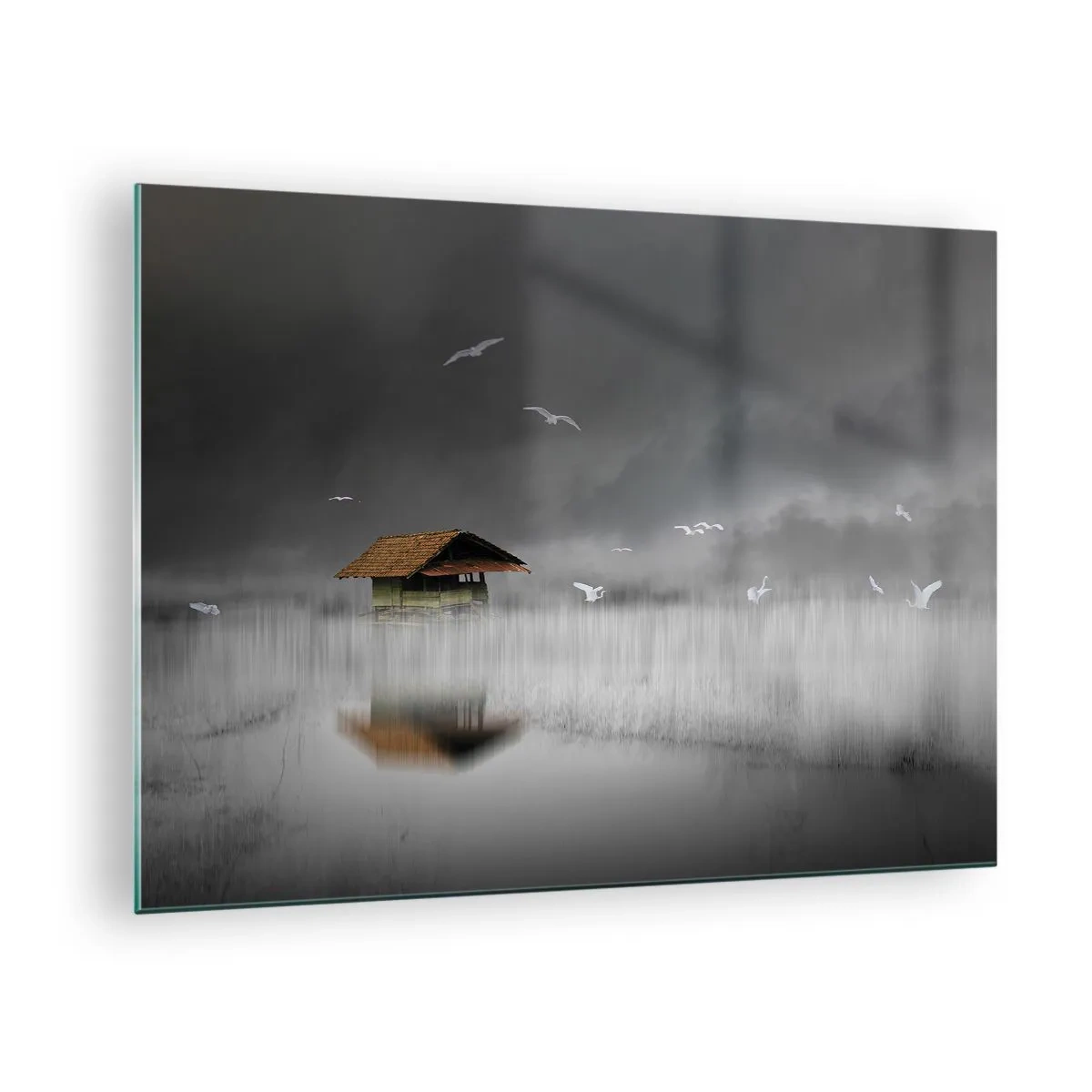 Üveg kép - Egy ház a vízparton a ködben, madarak repülnek - 70x50cm - Menedék az esőtől - Modern fali dekoráció nappalihoz és hálószobához ARTTOR