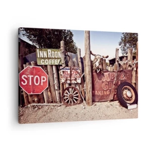 Vászonkép - Rusztikus dekorációk táblákkal és egy kerékkel a kerítésen - 70x50cm - És megállt az idő - Modern fali dekoráció nappalihoz és hálószobához ARTTOR