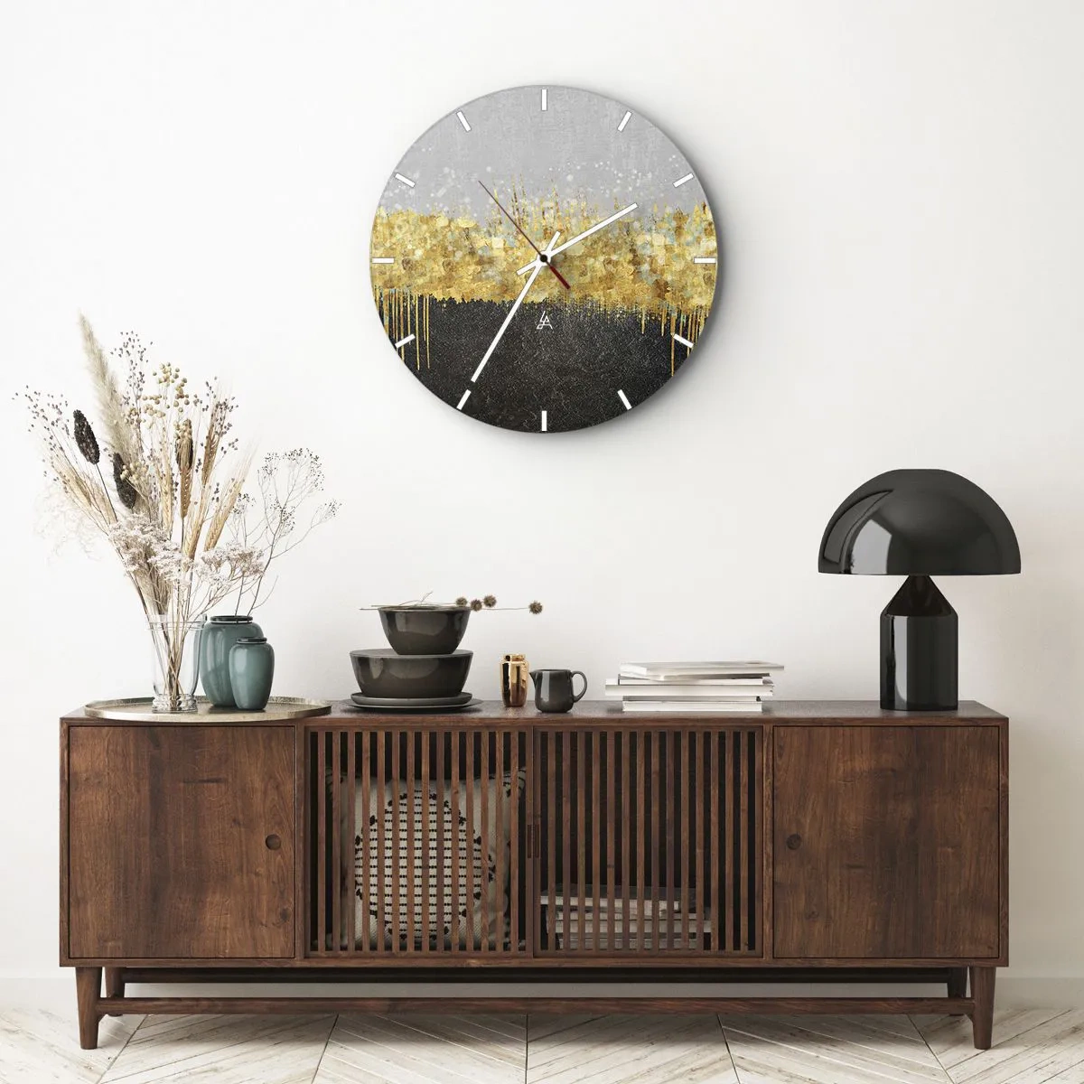 Falióra, Óra - Arany tükröződések egy művészi kompozícióban fekete és szürke háttér előtt - 30x30cm - Befelé és felfelé - Modern fali dekoráció nappalihoz, konyhához és hálószobához ARTTOR