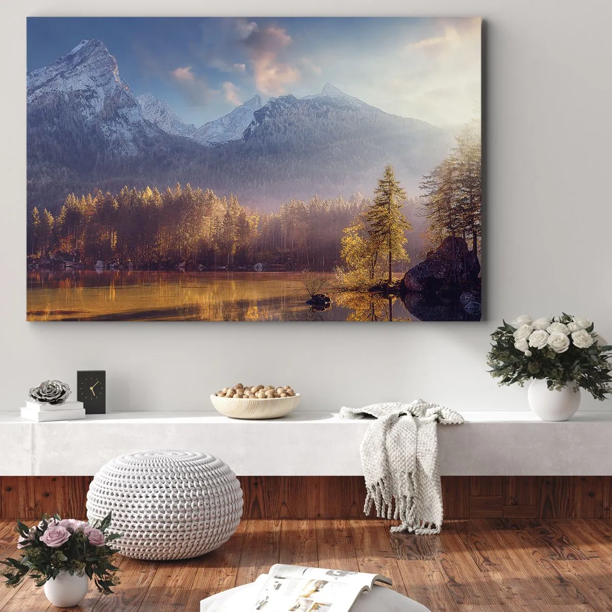 Vászonkép - Festői kilátás a hegyi erdőre és a tóra hajnalban - 70x50cm - A hegyekben és völgyekben - Modern fali dekoráció nappalihoz és hálószobához ARTTOR