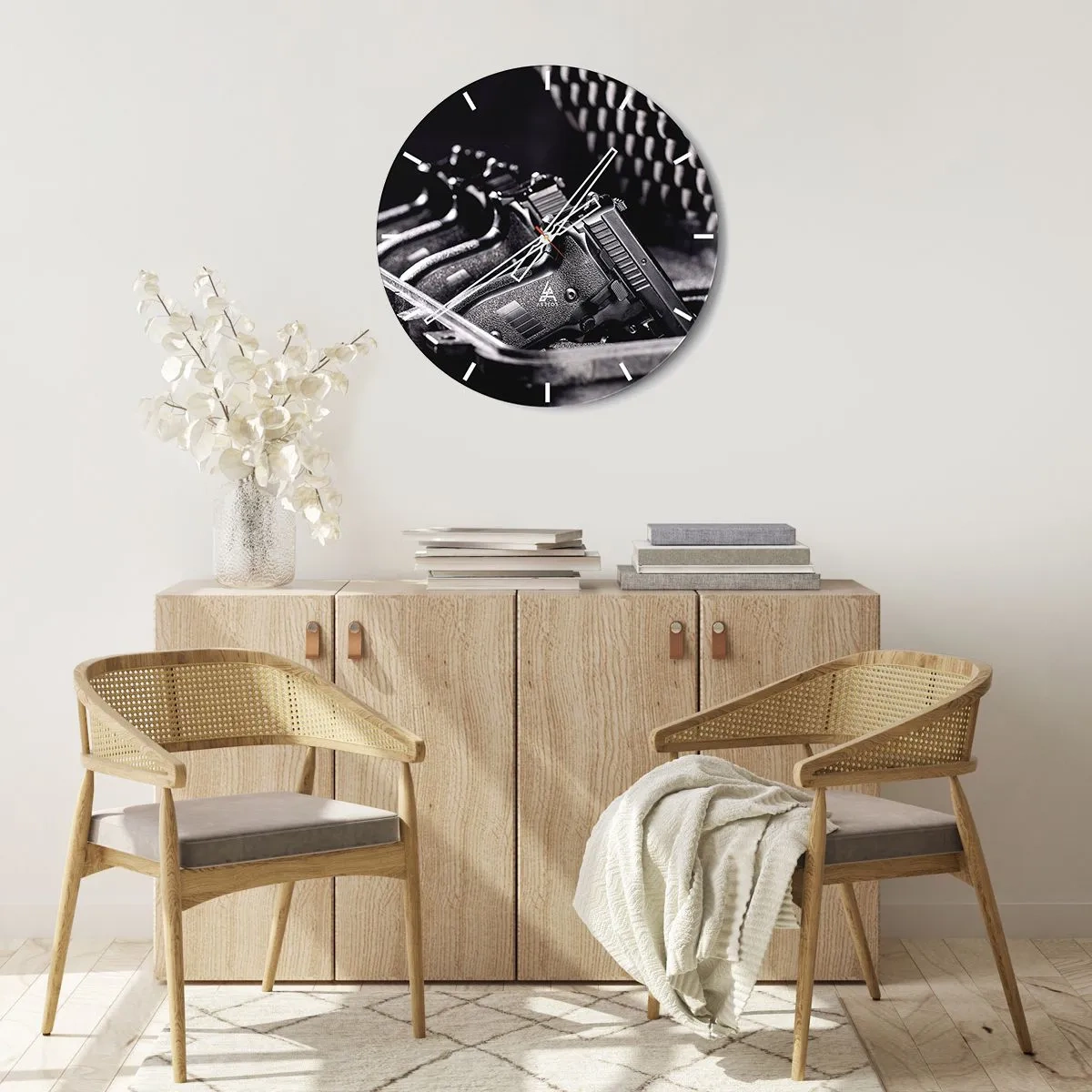Falióra, Óra - Fekete-fehér motívum lőfegyver részletekkel - 30x30cm - Férfi sport - Modern fali dekoráció nappalihoz, konyhához és hálószobához ARTTOR