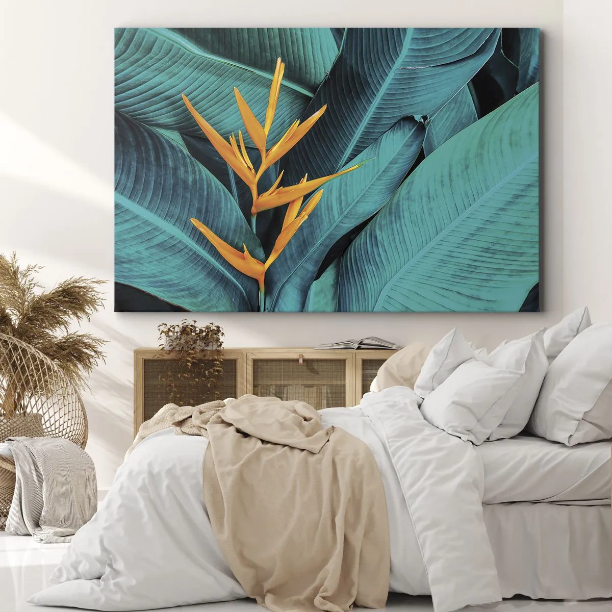 Vászonkép - Egy egzotikus virág türkiz árnyalatú banánlevelek hátterében. - 70x50cm - Éden virága - Modern fali dekoráció nappalihoz és hálószobához ARTTOR