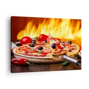 Vászonkép - Pizza olajbogyóval, paradicsommal és paprikával, lángok hátterében - 70x50cm - From Italy with love - Modern fali dekoráció nappalihoz és hálószobához ARTTOR