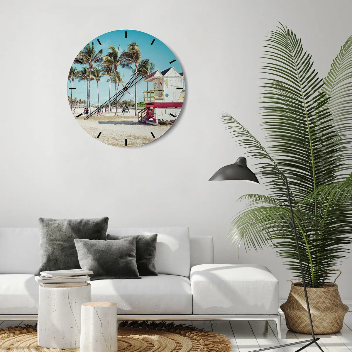 Falióra, Óra - Miami Beach pálmafákkal és egy színes vízimentő épülettel - 30x30cm - Gyönyörű nap vár rád - Modern fali dekoráció nappalihoz, konyhához és hálószobához ARTTOR