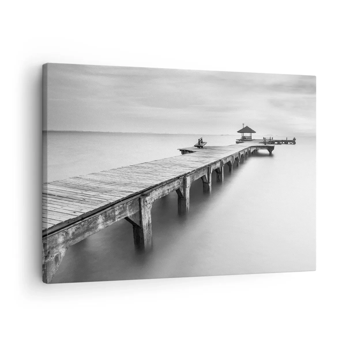 Vászonkép - Fekete-fehér kép egy fából készült mólóról nyugodt víz felett. - 70x50cm - A távolba - Modern fali dekoráció nappalihoz és hálószobához ARTTOR