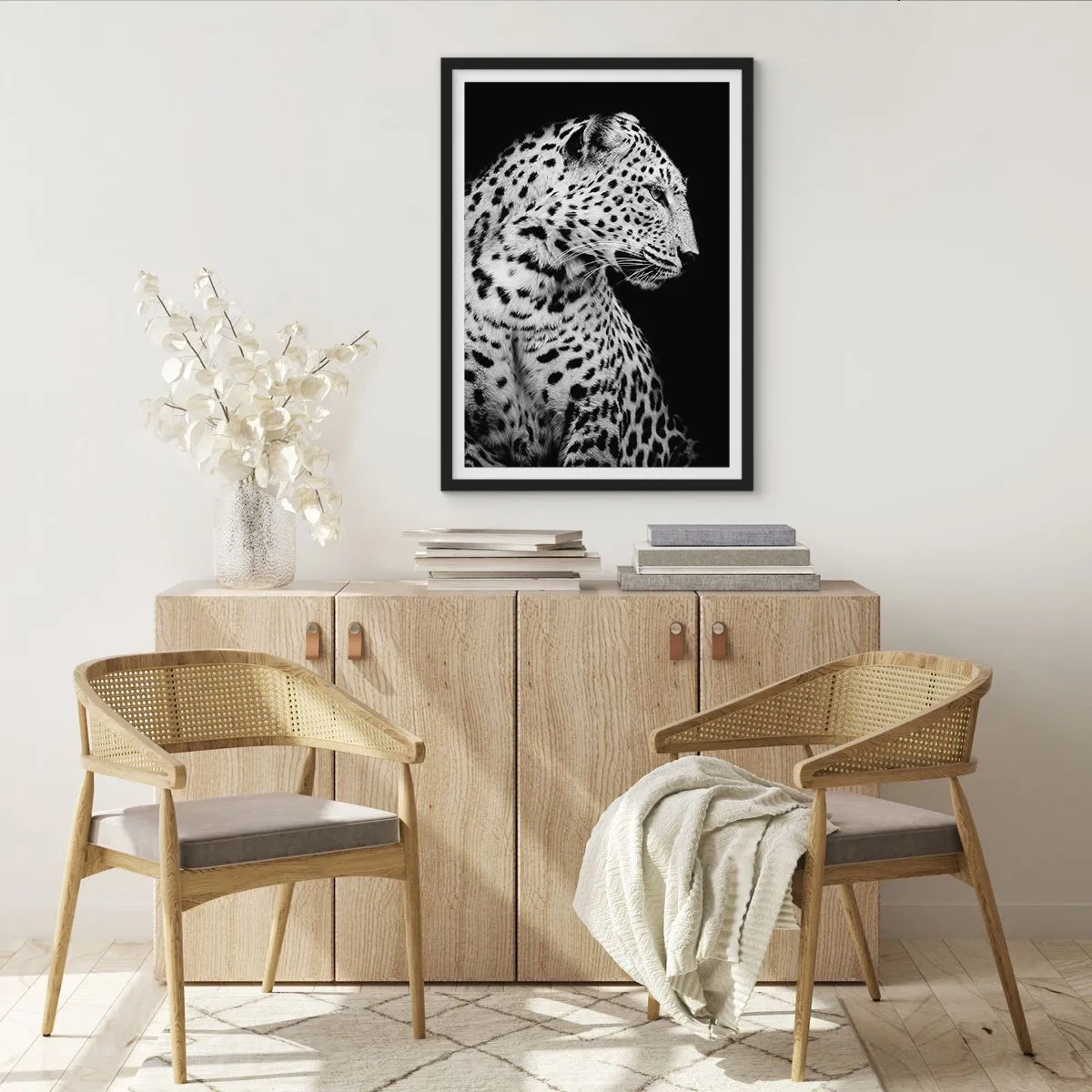Poszter fehér keretben - Fekete-fehér portré egy leopárdról fekete háttéren - 50x70cm - Tökéletes jobb  profil! - Modern fali dekoráció nappalihoz és hálószobához ARTTOR