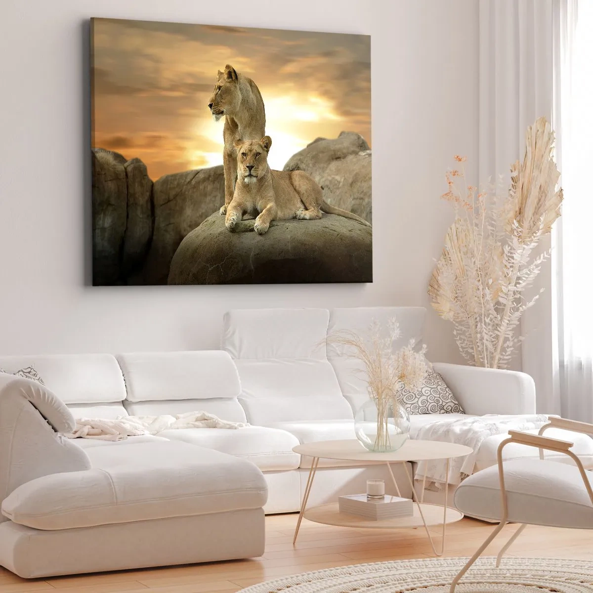Vászonkép - Két oroszlánnő pihen egy sziklán naplementekor - 70x50cm - Királyi felség - Modern fali dekoráció nappalihoz és hálószobához ARTTOR
