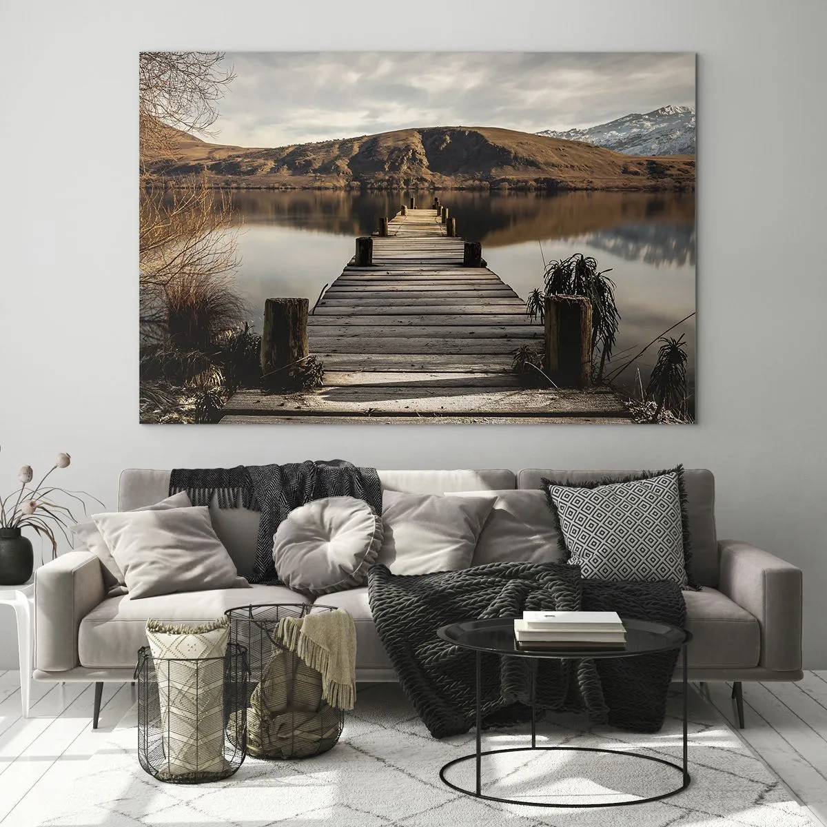 Üveg kép - Egy fából készült móló egy tó felett, kilátással a hegyekre a háttérben - 70x50cm - Táj a csendben - Modern fali dekoráció nappalihoz és hálószobához ARTTOR