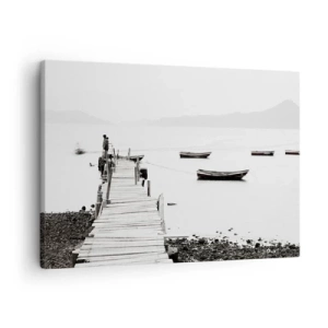 Vászonkép - Fából készült móló és csónakok nyugodt vízen - 70x50cm - Csendes és tiszta víz felett - Modern fali dekoráció nappalihoz és hálószobához ARTTOR
