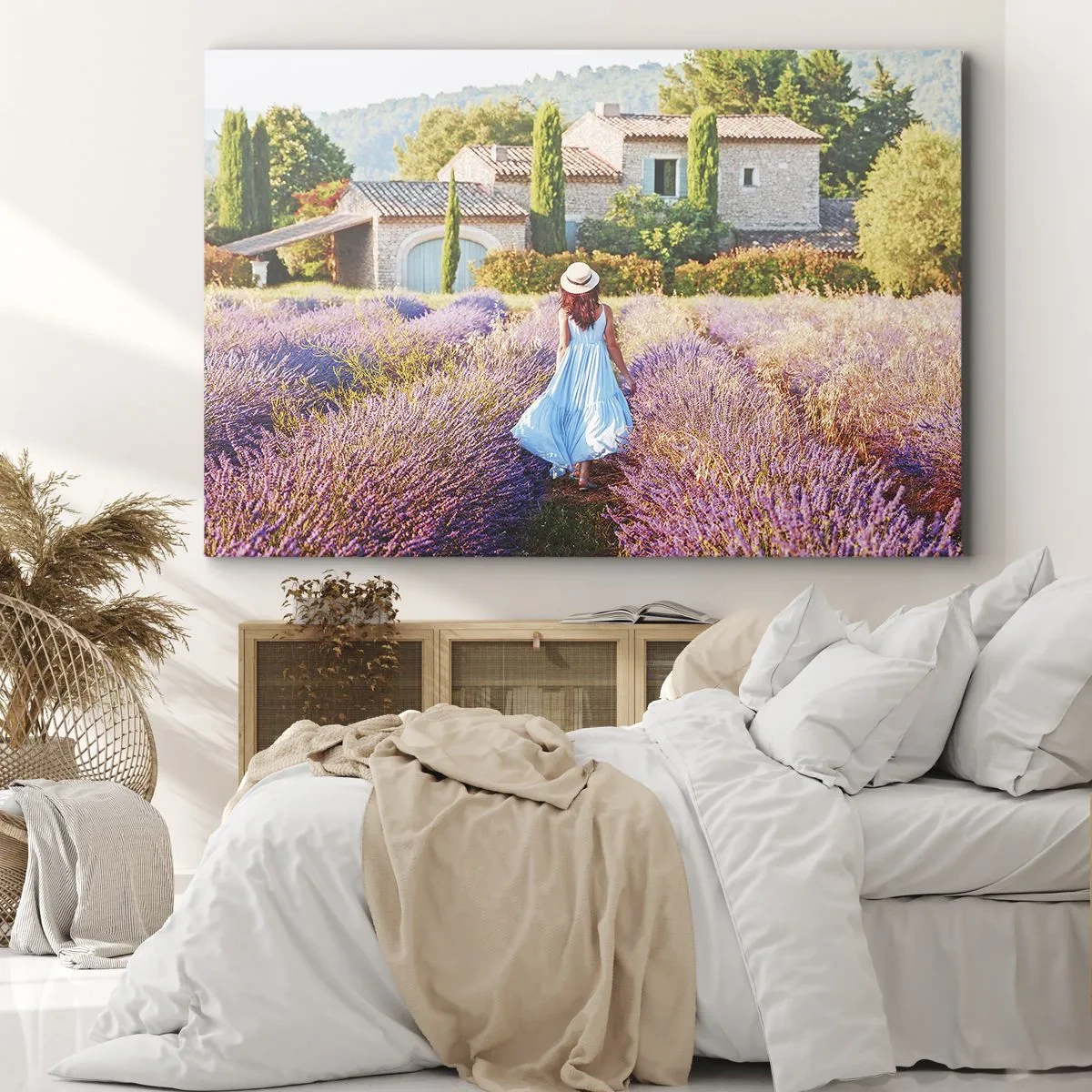 Vászonkép - Egy kék ruhás nő sétál át egy levendulamezőn, kilátással egy házra. - 70x50cm - Levendula lány - Modern fali dekoráció nappalihoz és hálószobához ARTTOR