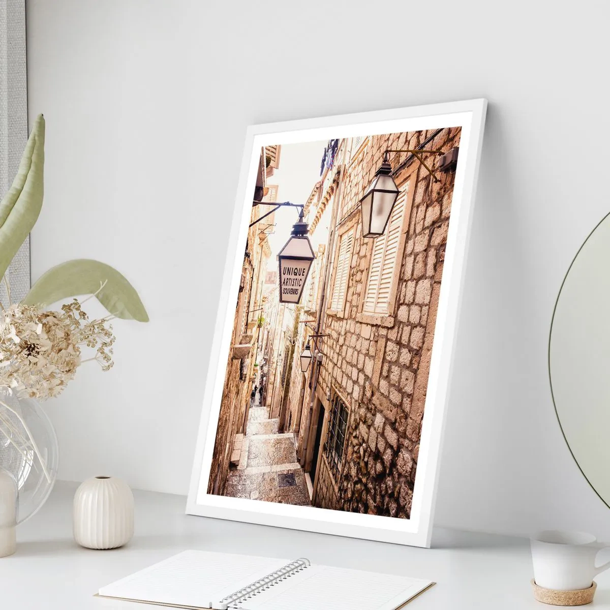 Poszter fekete keretben - Egy bájos mellékutca - 70x100 cm