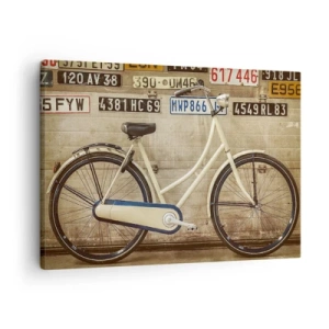 Vászonkép - Egy retró bicikli egy rendszámtáblákkal díszített falnak dőlve - 70x50cm - Komplexusok nélkül - Modern fali dekoráció nappalihoz és hálószobához ARTTOR