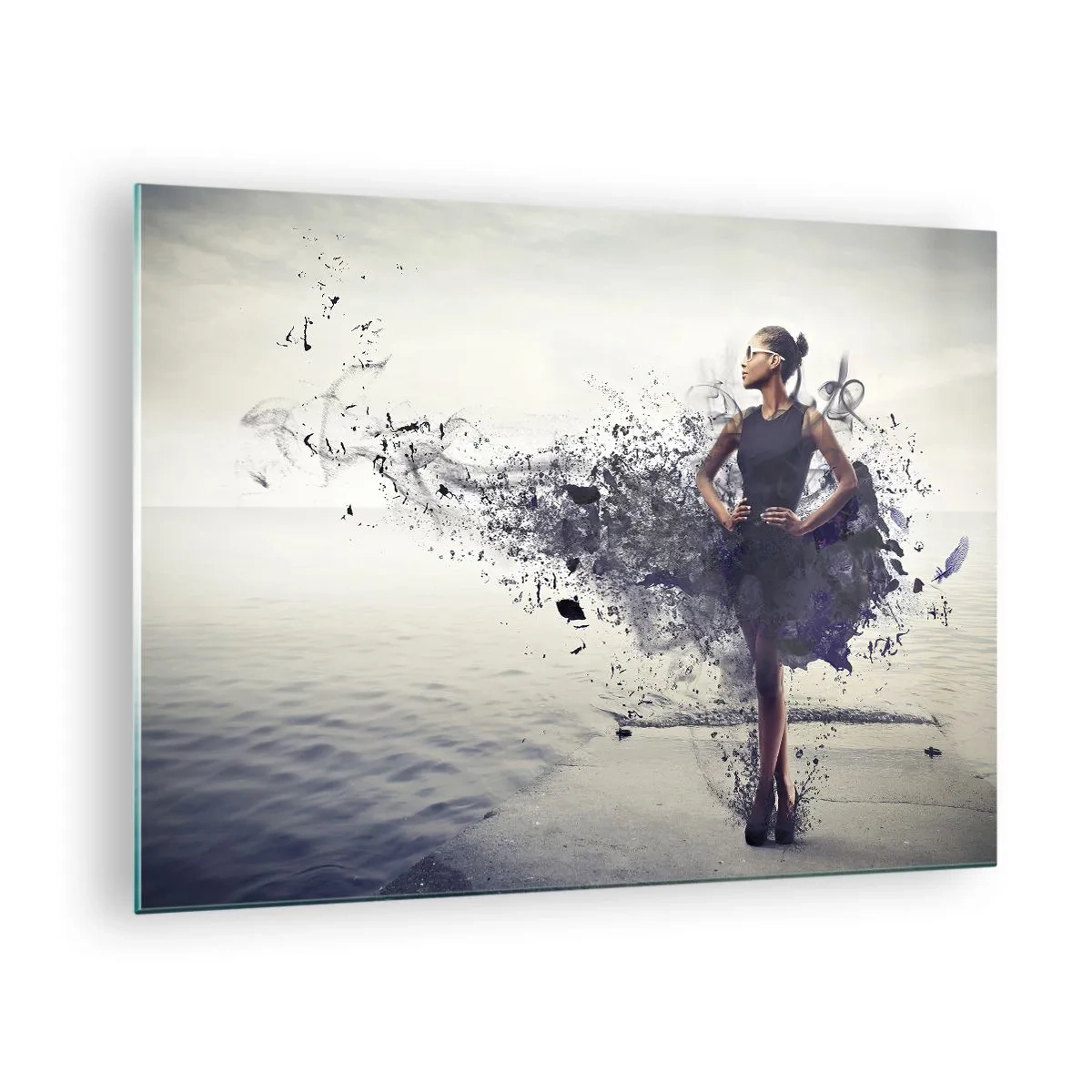 Üveg kép - Egy nő homályos ruhában, a nyugodt víz hátterében - 70x50cm - Afrikai Vénusz - Modern fali dekoráció nappalihoz és hálószobához ARTTOR
