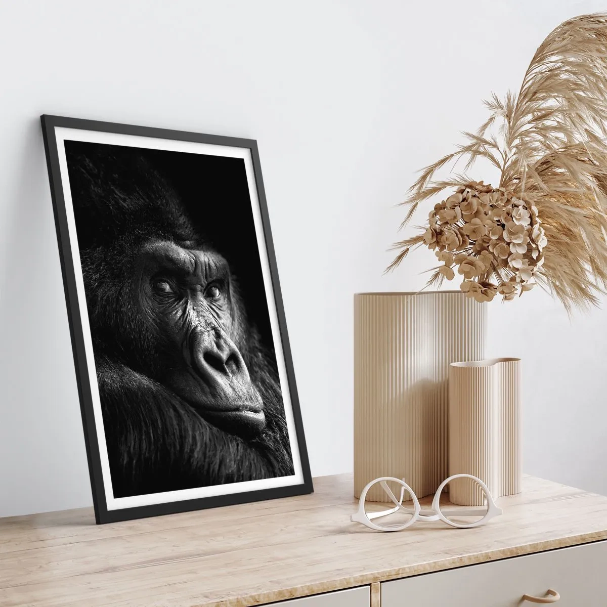 Poszter fehér keretben - Gorilla portréja fekete háttér előtt élénk részletekben - 50x70cm - Mit bámulsz? - Modern fali dekoráció nappalihoz és hálószobához ARTTOR