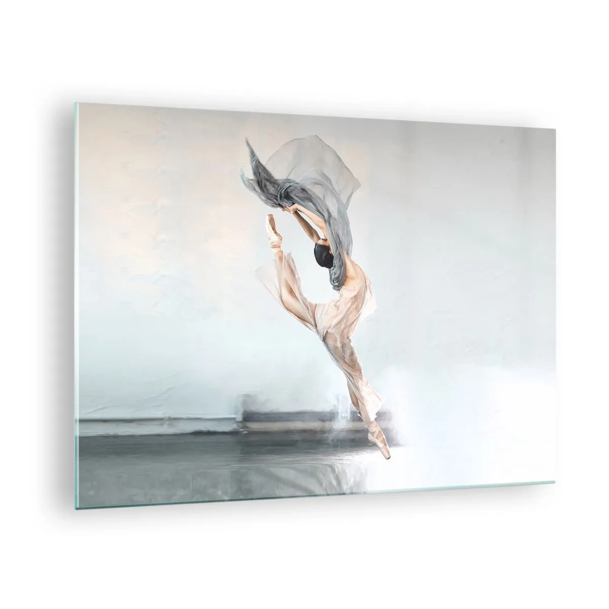 Üveg kép - Egy balerina dinamikus ugrást végez lágy fényben. - 70x50cm - A tánc felindulásában - Modern fali dekoráció nappalihoz és hálószobához ARTTOR