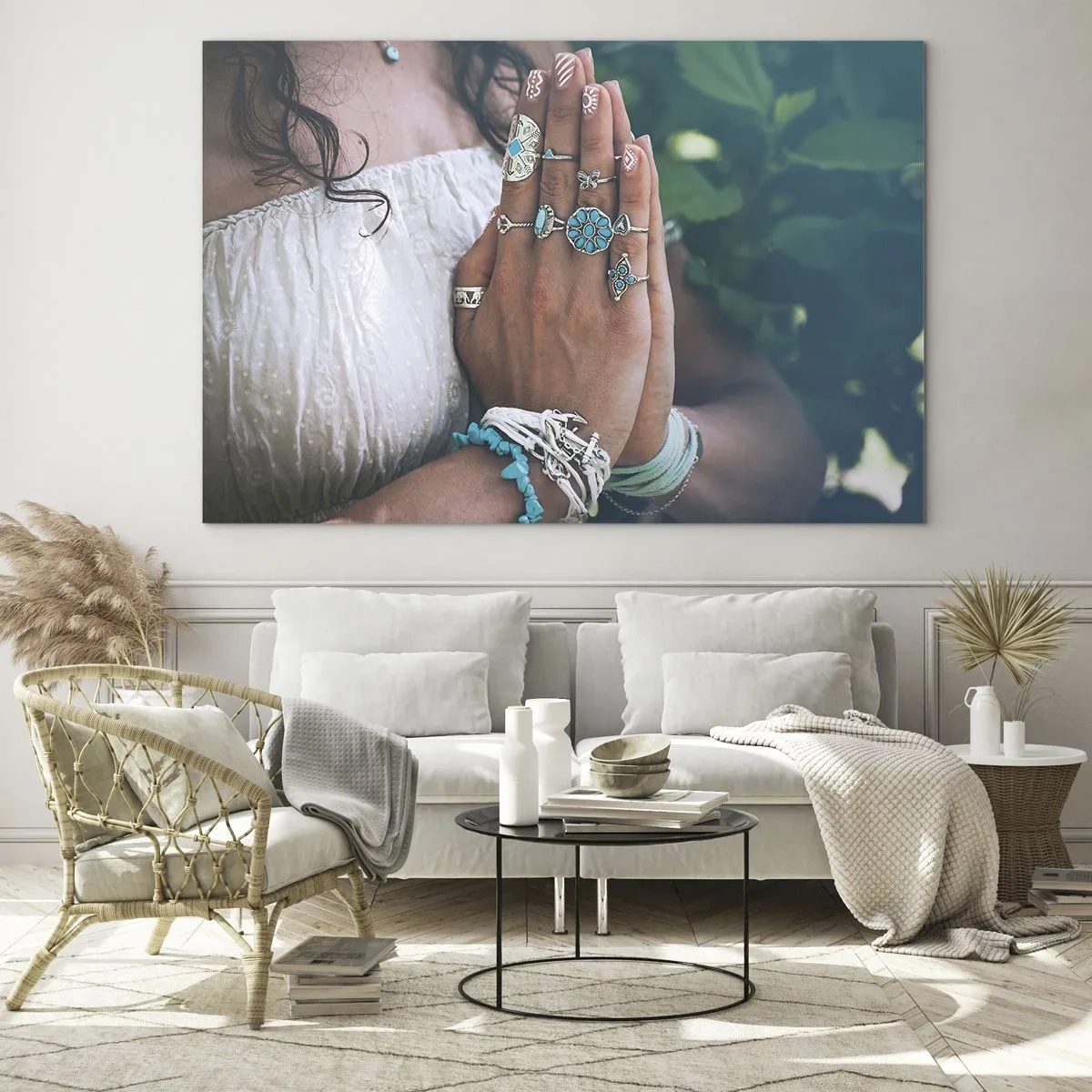 Üveg kép - Női kéz bohém ékszereket visel - 70x50cm - Üdvözöljük a lét középpontjában - Modern fali dekoráció nappalihoz és hálószobához ARTTOR