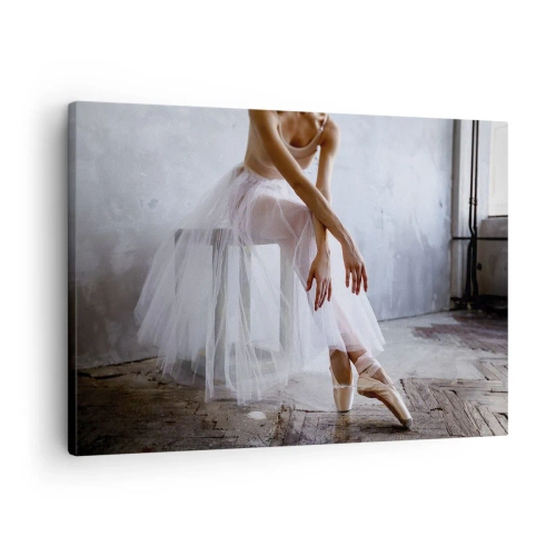 Vászonkép Arttor 70x50 cm - Mielőtt a rámpa fényei kigyúlnak - Balerina, Balett, Tánc, Kultúra, Nő, A nappaliba, A hálószobába, Fehér, Barna, Vízszintes, Vászon, AA70x50-4970